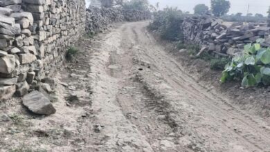 Baran News: अतिक्रमण से सिमटा 150 फीट चौड़ा रास्ता, कीचड़ में बदली सड़क, किसानों ने उठाई ये मांग