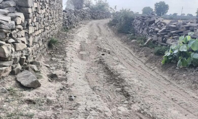 Baran News: अतिक्रमण से सिमटा 150 फीट चौड़ा रास्ता, कीचड़ में बदली सड़क, किसानों ने उठाई ये मांग