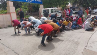 Bundi : अपनी मांगों को लेकर यहां कर्मचारी बने मुर्गा, एडीएम को बताई पीड़ा