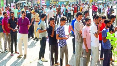 Bundi : कड़ी जांच के बाद मिला प्रवेश, जांचा चश्मा, कैंची से कटवाई टी शर्ट