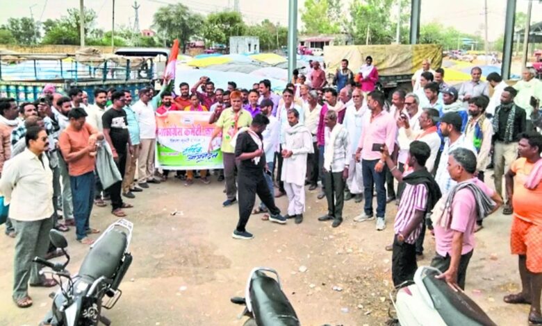 Bundi : कांग्रेस कार्यकर्ताओं ने किसानों के साथ मंडी में किया प्रदर्शन