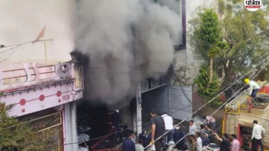 Pratapgarh Fire News: पाइप के गोदाम में लगी भीषण आग, 2 Km तक दिखाई दिया धुआं, रेस्क्यू कर बचाई युवक की जान