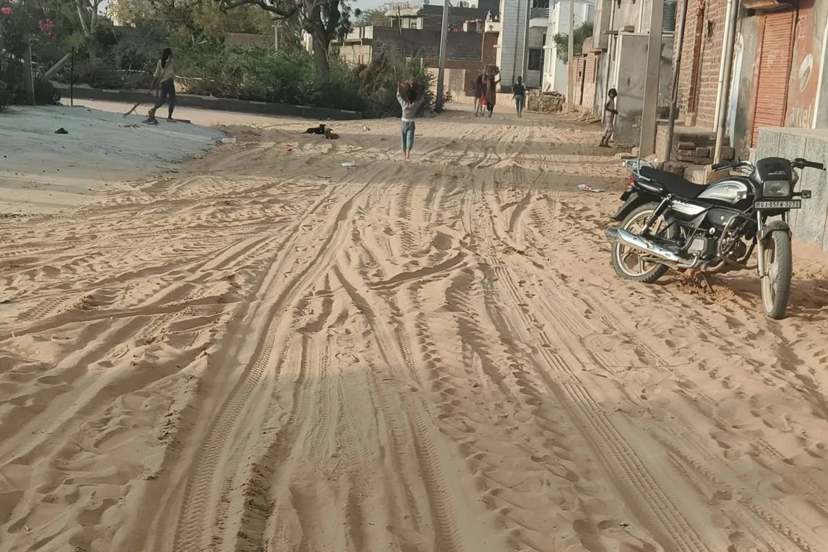 Rajasthan Road: राजस्थान में यहां बनी 1 करोड़ 27 लाख की सीसी रोड, फिर भी गाड़ी चलाने से डर रही जनता, जानें मामला