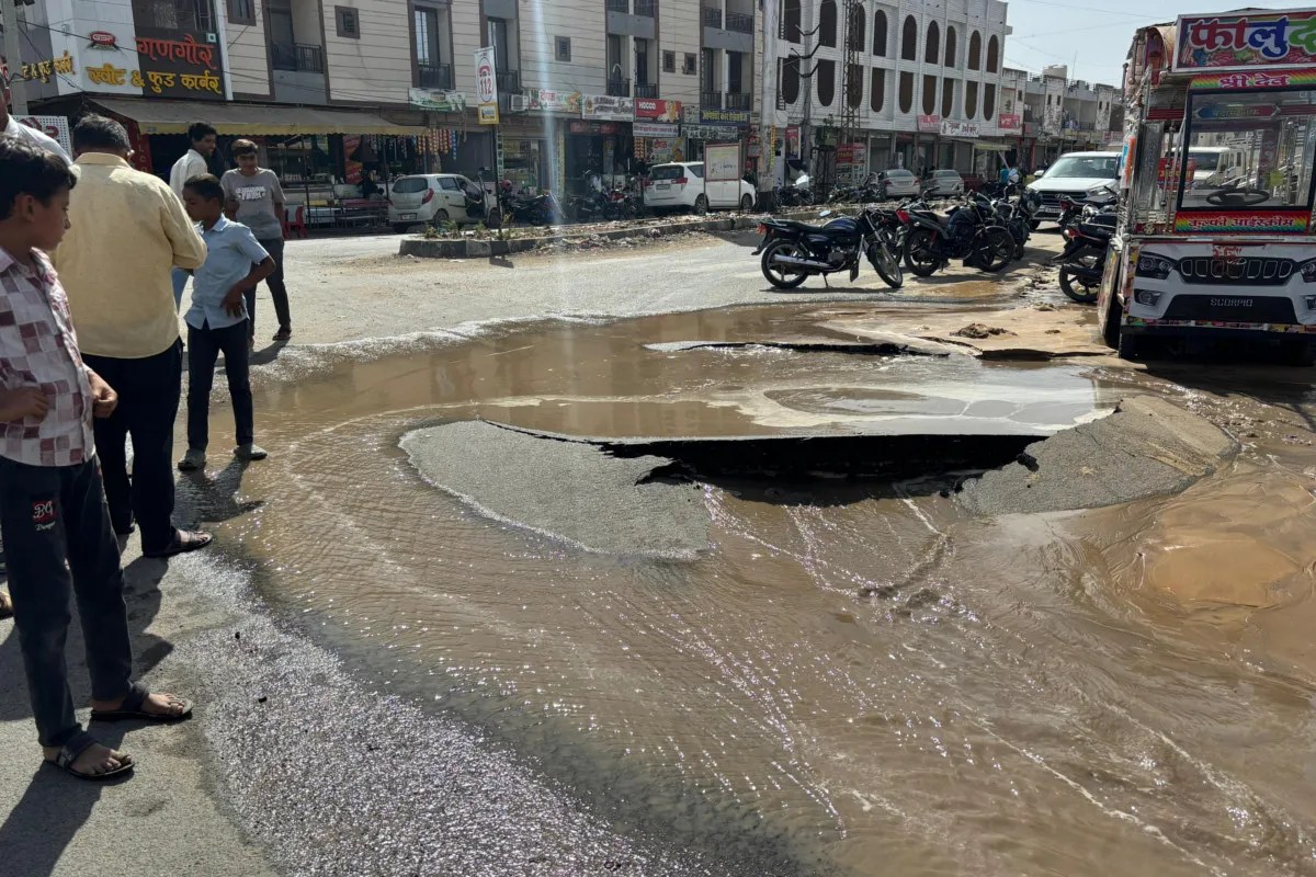 Rajasthan: राजस्थान में धमाके के साथ फटी नर्मदा परियोजना मुख्य पाइप लाइन, सड़क तक उखड़ी, अफरा-तफरी मची