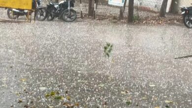 Weather News : अंधड़ और बारिश के साथ ओलों से सफेद हुई सड़कें