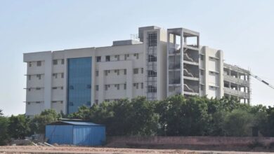 अधिकारियों ने ठेकेदार के आगे डाले हथियार, काम में देरी से मरीज सुविधाओं से दूर