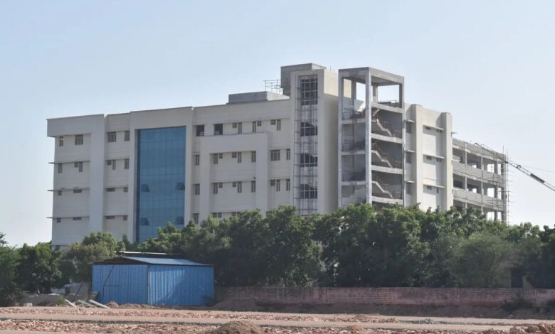 अधिकारियों ने ठेकेदार के आगे डाले हथियार, काम में देरी से मरीज सुविधाओं से दूर