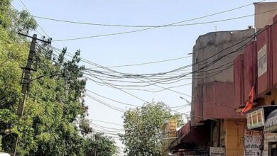 आशियानों को छू रही बिजली की लाइनें, हर पल मंडरा रहा हादसे का खतरा