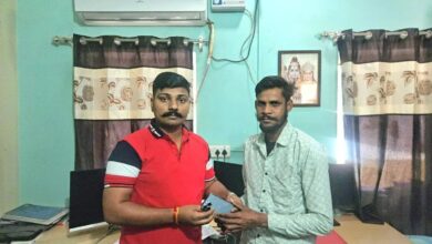 एक लाख का फोन हुआ गुम, दो दिन में पुलिस ने बरामद कर लौटाया