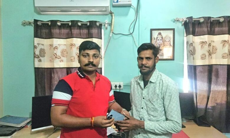 एक लाख का फोन हुआ गुम, दो दिन में पुलिस ने बरामद कर लौटाया