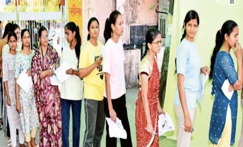 एसआई भर्ती परीक्षा में जूते-चुन्नी और गहने उतरवाए, 1 मिनट की देरी पर भी नो एंट्री