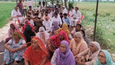 कचरे से आहत ग्रामीण लामबंद, एफआईआर को बताया राजनीति से प्रेरित