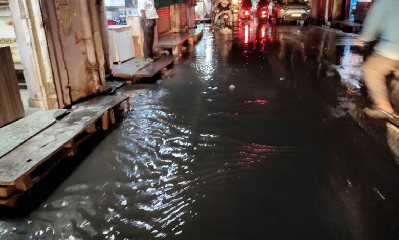 किसानों को खेतों में रखे अनाज को ढकने का मौका भी नहीं मिला, तेज अंधड़ के साथ हुई बारिश