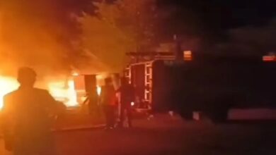 टायरों की दुकान में भीषण आग से नुकसान, पुलिस ने दो युवकों को बचाया