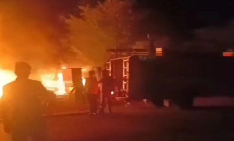 टायरों की दुकान में भीषण आग से नुकसान, पुलिस ने दो युवकों को बचाया