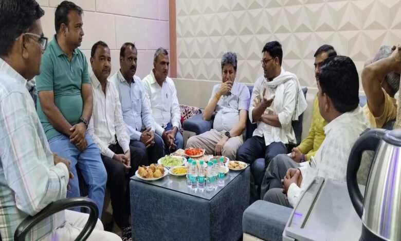 तीन माह से पत्थर की खदानें बंद, गैंगसा पर लटके ताले, श्रमिकाें का पलायन