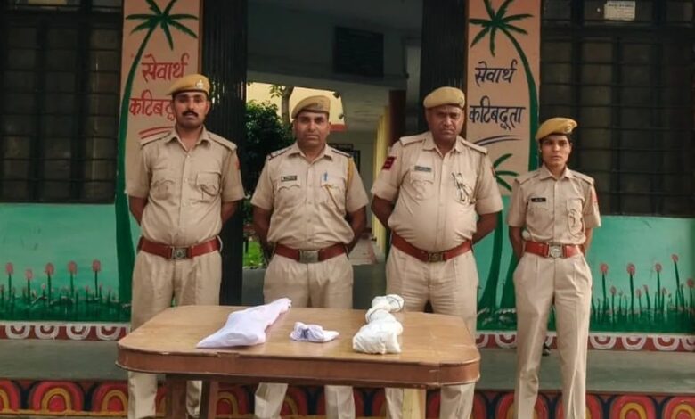 दो देशी बंदूक और एक पिस्टल के साथ तीन जने गिरफ्तार