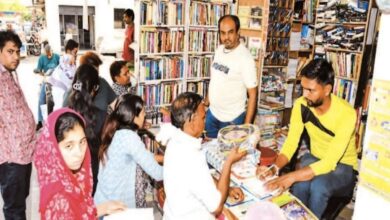 निजी स्कूलों की मनमानी: 10 गुना महंगे दामों पर प्राइवेट किताबें खरीदने को मजबूर अभिभावक