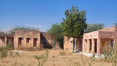 विद्यालय की नहीं चारदीवारी, पशुओं का रहता है डेरा