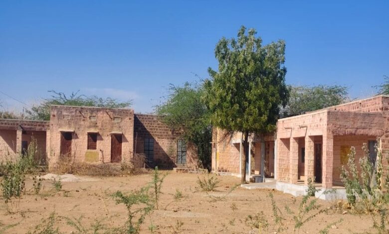 विद्यालय की नहीं चारदीवारी, पशुओं का रहता है डेरा