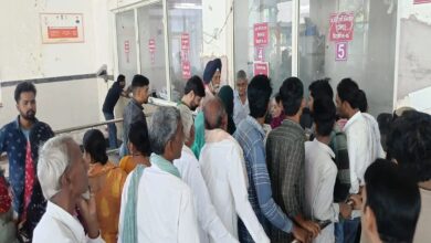 वेतन रुका तो थम गई व्यवस्था : संभाग के सबसे बड़े अस्पताल में मची अफरा-तफरी, एसएसबी दो घंटे ठप