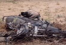 बाइक के फिसलने से 2 युवकों की दर्दनाक मौत, कंटीली तारबंदी में घुसी बाइक