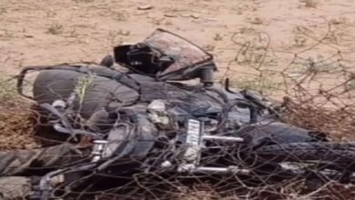 बाइक के फिसलने से 2 युवकों की दर्दनाक मौत, कंटीली तारबंदी में घुसी बाइक