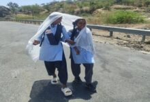 तपती सड़क, थका बचपन, 40 डिग्री में 3 किमी पैदल घर लौटती बच्चियां