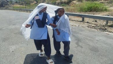 तपती सड़क, थका बचपन, 40 डिग्री में 3 किमी पैदल घर लौटती बच्चियां