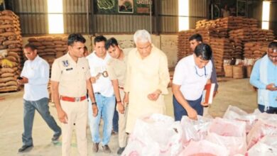 विभाग की अनदेखी या मिलीभगत: खाद बिक्री में एक और बड़ा खेल आया सामने, सब्सिडी की खाद के साथ जबरन बेच रहे ये