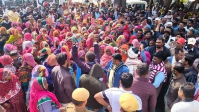 पूर्व सरपंच की गिरफ्तारी पर ब्यावर में बवाल : ग्रामीणों ने घेरा कलक्ट्रेट, 24 घंटे का दिया अल्टीमेटम