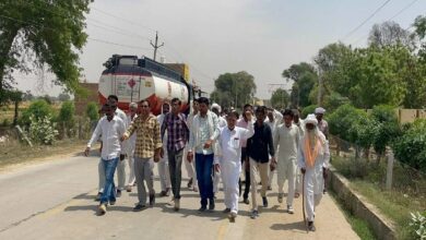 चालीस किमी पैदल मार्च कर एसपी ऑफिस पहुंचे ग्रामीण