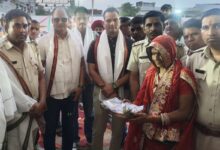 Bundi: हजारों रुपए नकद और चांदी का गिफ्ट लेकर भात भरने पहुंची पुलिस टीम, लांगरी की बेटी की थी शादी