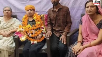 हाथ से पेन भी नहीं पकड़ सकता लक्षित, लेकिन 10वीं में 100% अंक लाकर रचा इतिहास