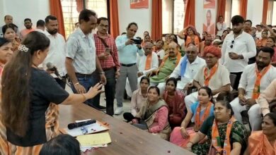 Rajasthan Politics: मंच पर वसुंधरा राजे के साथ नहीं मिली जगह, फर्श पर बैठीं महिला मोर्चा की नेता