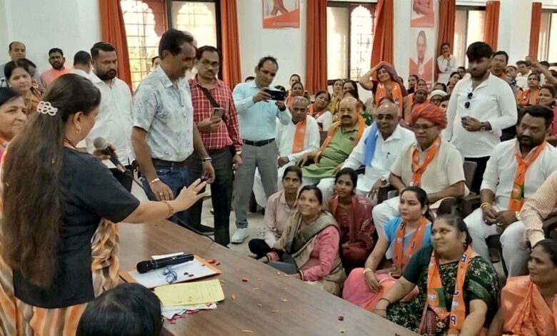 Rajasthan Politics: मंच पर वसुंधरा राजे के साथ नहीं मिली जगह, फर्श पर बैठीं महिला मोर्चा की नेता