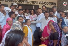 Dungarpur : ‘जीरामजी’ में बड़ी तकनीकी खामी, नाराज मेट-मजदूरों का जबरदस्त प्रदर्शन, भजनलाल सरकार को किया सचेत