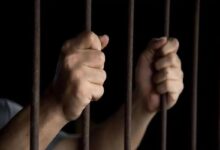 तलाशी के दौरान जेल में बंदियों ने अधिकारियों पर किया हमला