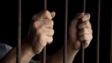 तलाशी के दौरान जेल में बंदियों ने अधिकारियों पर किया हमला