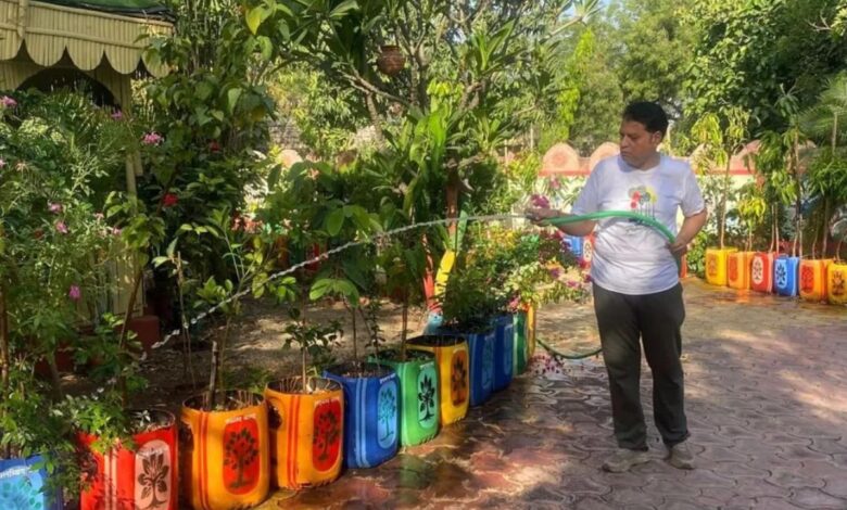 Nature Lover: पति-पत्नी ने 4 पेड़ काटने के दुख में लगा दिए 450 पेड़-पौधे, झालावाड़ का ये अनोखा घर बना मिसाल
