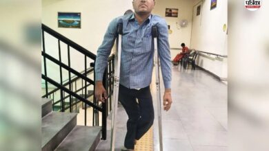 Rajasthan: टीचर खुद बैसाखी के सहारे, विभाग ने 150KM दूर कर दिया ट्रांसफर; निर्णय से परिवार भी टेंशन में