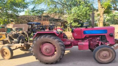 एक हाइड्रा, कंप्रेसर मशीन सहित दो ट्रेक्टर व ब्लॉक से भरी ट्रॉली जब्त