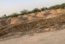 बजरी माफिया की दबंगई: किसान के खेत में डाला अवैध बजरी का स्टॉक