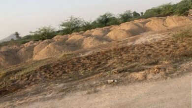 बजरी माफिया की दबंगई: किसान के खेत में डाला अवैध बजरी का स्टॉक