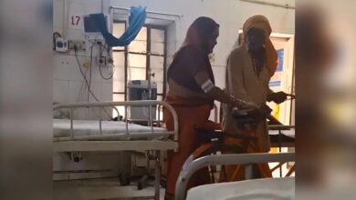 Deeg Hospital Video Viral: अस्पताल में साइकिल पर पत्नी को इमरजेंसी तक ले गया बुजुर्ग, वीडियो हुआ वायरल