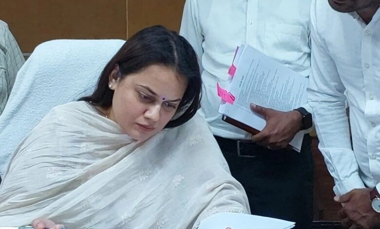 Tonk News : कलक्टर टीना डाबी की सरकारी दफ्तरों में ‘रेड’, कर्मचारियों से अफसरों तक में मचा हड़कंप