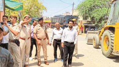 प्रशासन की ताबड़तोड़ कार्रवाई, अतिक्रमण पर चला बुलडोजर, JCB से बारां में हटाई पक्की दुकानें