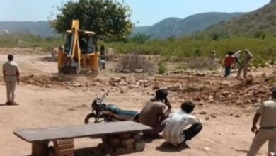 अकबरपुर रेंज मार्ग से अतिक्रमण हटाया, वन विभाग की कार्रवाई