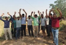 सडक़ निर्माण में घटिया सामग्री को लेकर ग्रामीणों ने किया प्रदर्शन