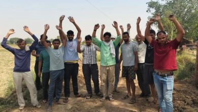 सडक़ निर्माण में घटिया सामग्री को लेकर ग्रामीणों ने किया प्रदर्शन